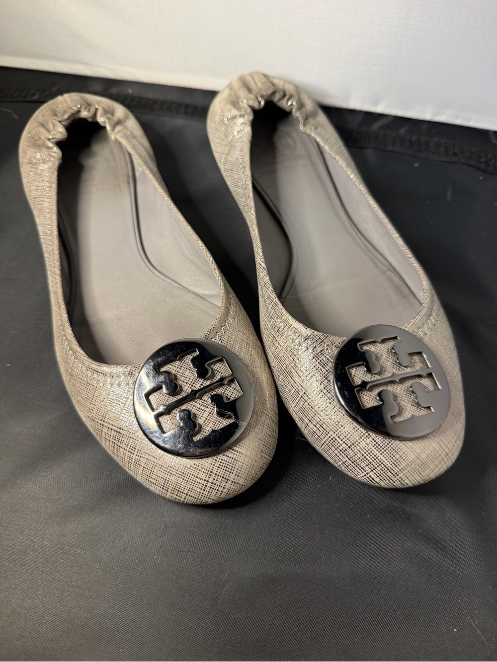 Tory Burch Reva Ballet Flats Taupe / gray Textured Leather Black Logo Medallion